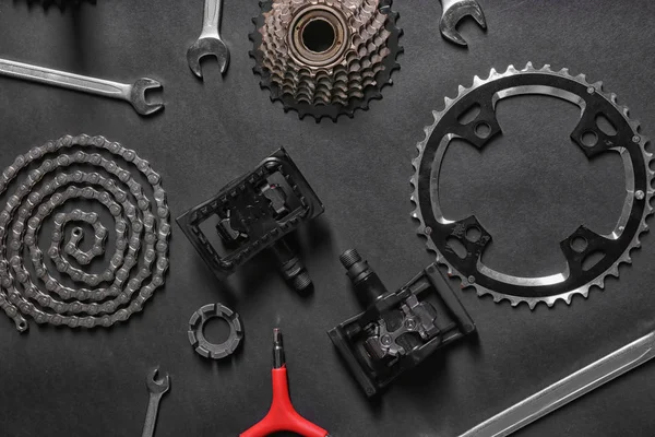 Bisiklet parçaları ve gri arka plan üzerinde malzemeleri — Stok fotoğraf