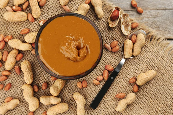 Lezzetli fıstık ezmesi ve çul fındık ile kase