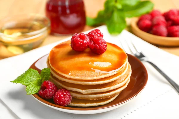 Tallrik med läckra pannkakor på bordet — Stockfoto