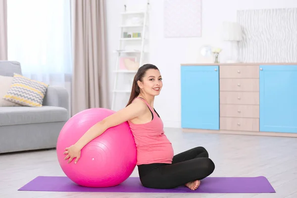 Young pregnant woman training at home. Health concept — Stock Photo, Image