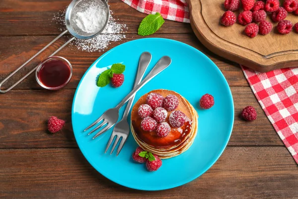 Assiette avec de délicieuses crêpes sur la table — Photo