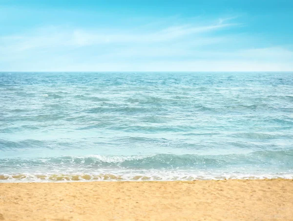Widok na wybrzeże Morza piękny letni dzień — Zdjęcie stockowe