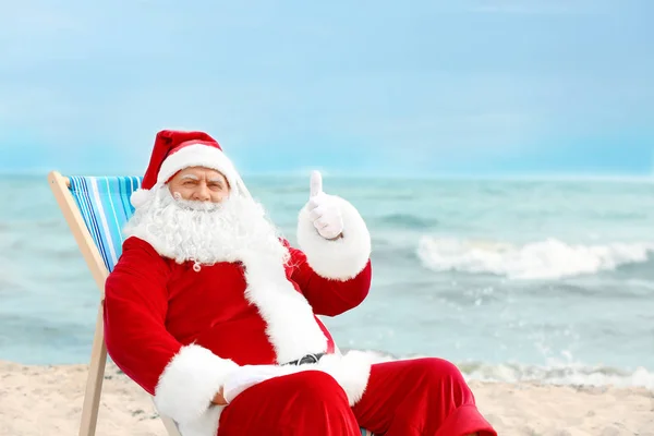 Autêntico Papai Noel relaxando na cadeira de praia — Fotografia de Stock