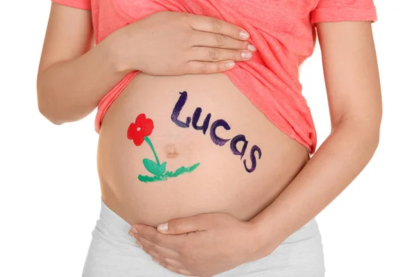 Mujer embarazada joven con nombre LUCAS escrito en su barriga, primer plano. Concepto de elegir el nombre del bebé —  Fotos de Stock