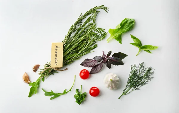 Várias ervas frescas e legumes no fundo branco — Fotografia de Stock