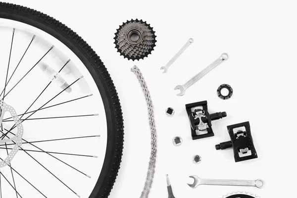 Piezas de bicicleta y herramientas de reparación sobre fondo blanco — Foto de Stock