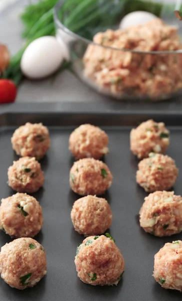 Lezzetli hindi köfte pişirme tepsisi üzerinde