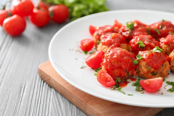 Placă cu chiftele delicioase de curcan și sos de roșii pe masă, closeup — Fotografie, imagine de stoc