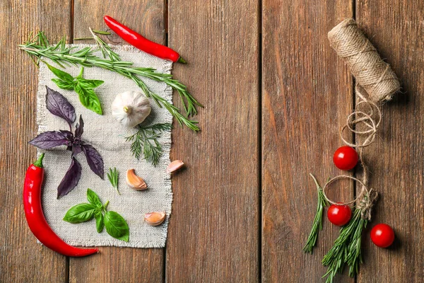 Összetétele friss fűszernövények és zöldségek, a fából készült háttér — Stock Fotó