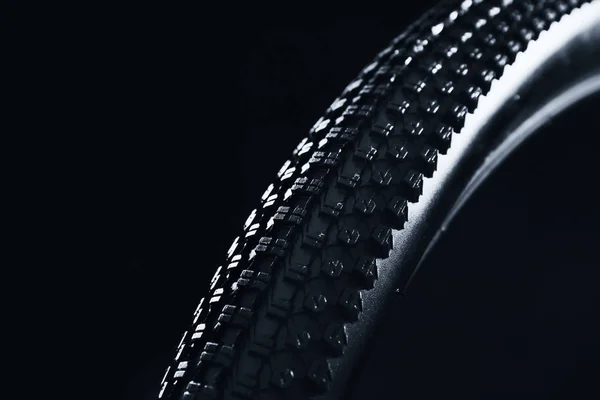 Fahrradreifen auf schwarzem Hintergrund — Stockfoto