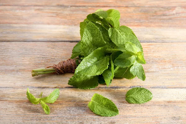 Bunch of fresh mint on wooden table — Stock Photo, Image