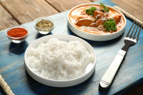 Πλάκα με νόστιμα Murgh Makhani και το ρύζι στο τραπέζι — Φωτογραφία Αρχείου