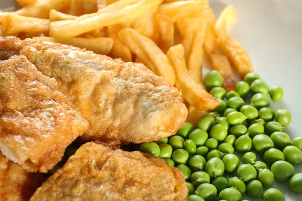 Välsmakande stekt fish & chips på tallrik, närbild — Stockfoto