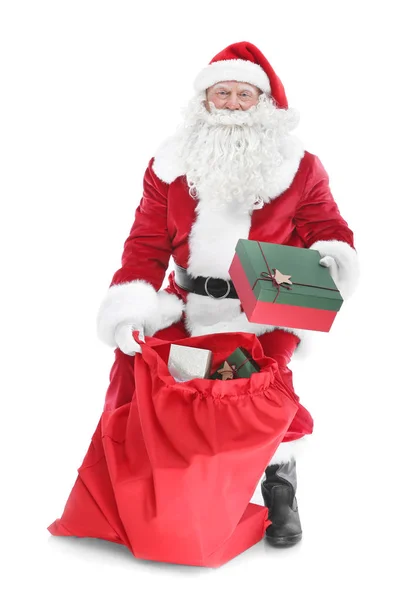 Auténtico Santa Claus con bolsa de regalo grande sobre fondo blanco — Foto de Stock