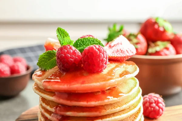 Leckere Pfannkuchen mit Himbeere und Erdbeere auf Holzbrett — Stockfoto