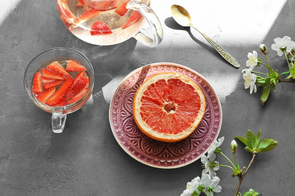 Băutură gustoasă de căpșuni și grapefruit — Fotografie, imagine de stoc