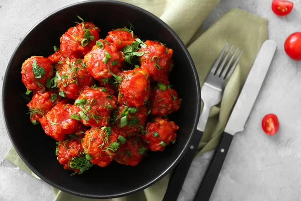 Bord met heerlijke Turkije gehaktballen en tomatensaus op tafel — Stockfoto
