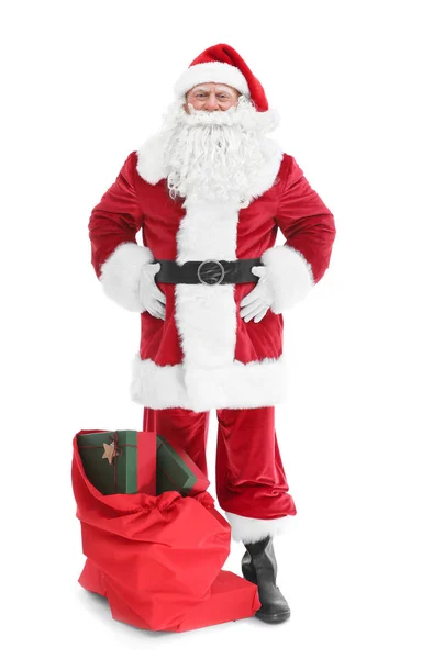 Настоящий Санта-Клаус с большим подарочным пакетом на белом фоне — стоковое фото