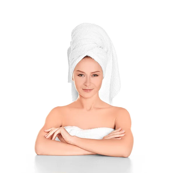 Красивая молодая женщина после ванны на белом фоне — стоковое фото