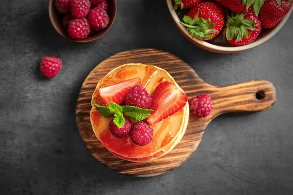覆盆子和草莓在木板上的美味煎饼 — 图库照片