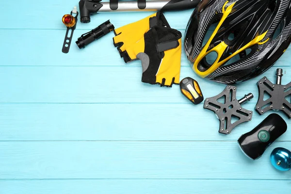 Set di accessori per ciclismo su fondo in legno — Foto Stock