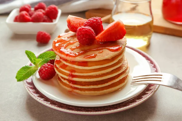 Teller mit leckeren Pfannkuchen auf dem Tisch — Stockfoto