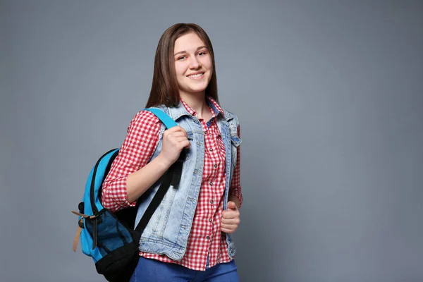 Sırt çantası ile genç gülümseyen kız — Stok fotoğraf