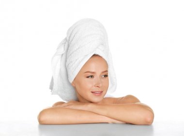 Beyaz arka planda banyo yaptıktan sonra güzel genç bir kadın.