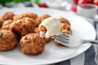 Çatal ve lezzetli hindi köfte masada, closeup ile plaka