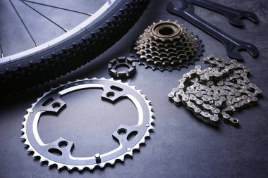 Bisiklet parçaları ve araçları gri arka plan üzerinde