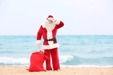 Büyük kırmızı çanta dolusu hediye Beach ile otantik Noel Baba