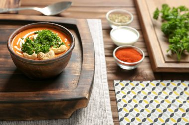 Lezzetli Murgh Makhani tablo ile kase