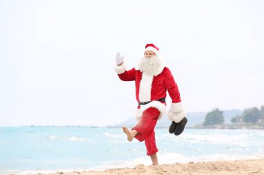 Otantik Noel Baba Sahilde yürüyüş