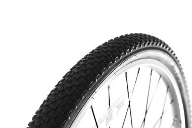 beyaz zemin üzerinde bisiklet tekerleği