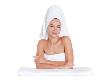 Beyaz arka planda banyo yaptıktan sonra güzel genç bir kadın.