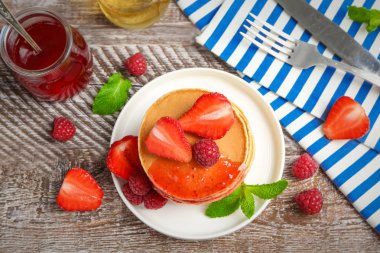 Ahşap arka plan üzerinde lezzetli gözleme ile plaka