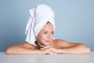 Sonra banyo ışık arka plan üzerinde güzel genç kadın