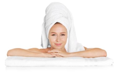 Beyaz arka planda banyo yaptıktan sonra güzel genç bir kadın.