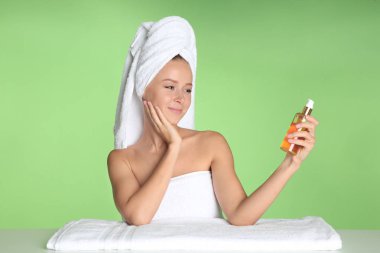 Sonra renk arka plan üzerinde vücut yağı ile banyo güzel ve genç birbayan