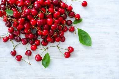 Tahta zeminde taze kirazlar.