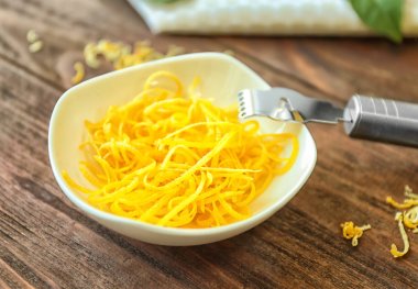 Limon kabuğu ve özel aracı tablo ile kase