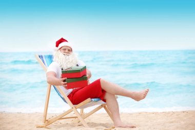 Plajda şezlong otantik Noel Baba hediye kutuları