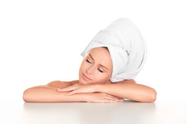 Beyaz arka planda banyo yaptıktan sonra güzel genç bir kadın.