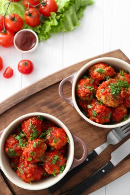 Seramik yemekleri lezzetli hindi köfte ve ahşap masa üzerinde domates sosu ile