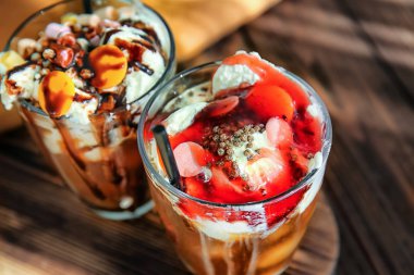 Tatlı soğuk bira kahve gözlük ile