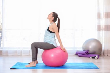 Spor salonunda eğitim genç hamile kadın. Sağlık kavramı
