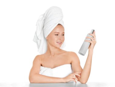 Vücut beyaz zemin üzerine krem ile banyo sonra güzel genç kadın