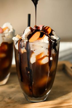 Tepesi üzerine tatlı dökme 