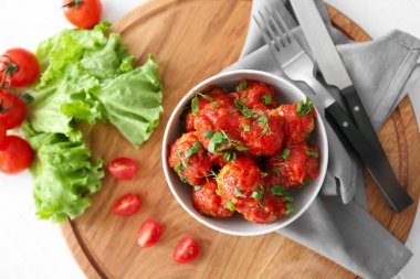 Ahşap tahta üzerinde lezzetli hindi köfte ile kompozisyon