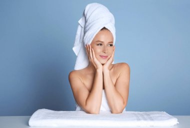 Sonra banyo ışık arka plan üzerinde güzel genç kadın